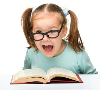 小女孩戴眼镜看书