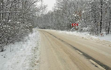 弯曲的泥泞的道路图片