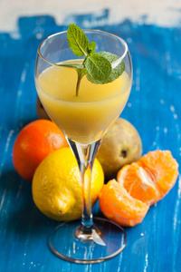 橙汁和新鲜水果