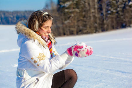 掌心有雪的漂亮学生女孩