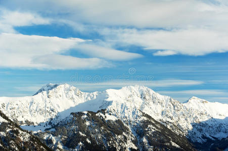 白雪覆盖的美丽高山山峰