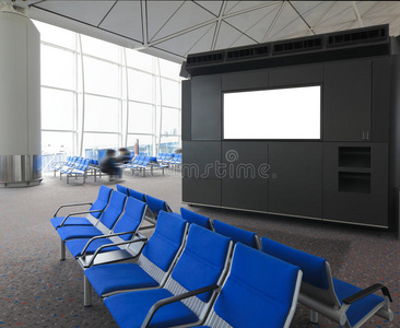 机场的空白广告牌和蓝色椅子