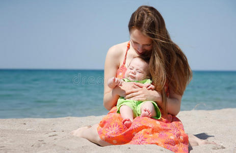 海滩上的母婴
