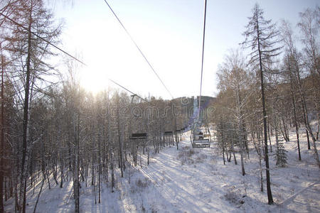 冬季森林上的升降椅