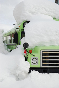 被雪覆盖的公共汽车，被埋在雪里