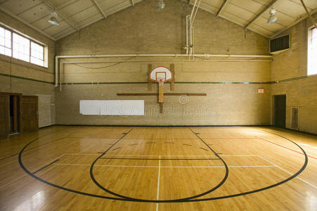 高中篮球场