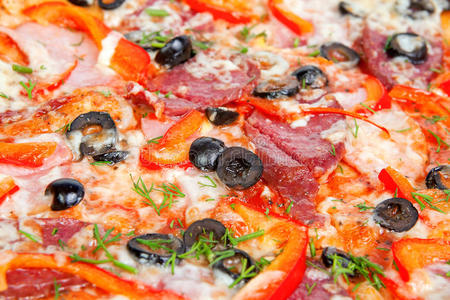 色彩斑斓的美味披萨