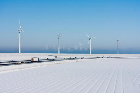 有公路和风力涡轮机的冬季景观