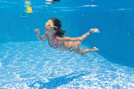 活泼快乐的女孩在游泳池里游泳图片