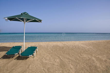 阳光海滩，带雨伞和沙滩椅