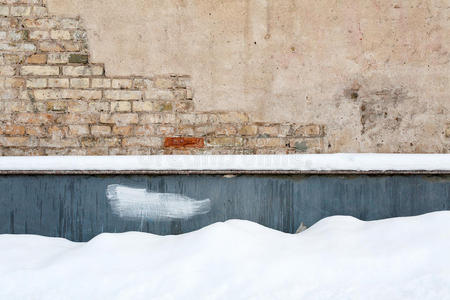 砖墙和雪