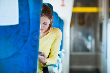 乘火车旅行的年轻女子