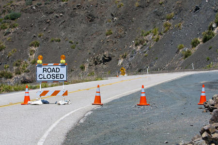 山中封闭道路的尽头