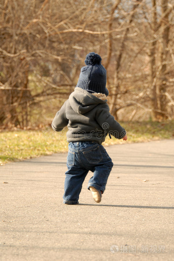 婴儿在小路上行走