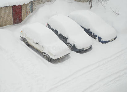 积雪覆盖的汽车