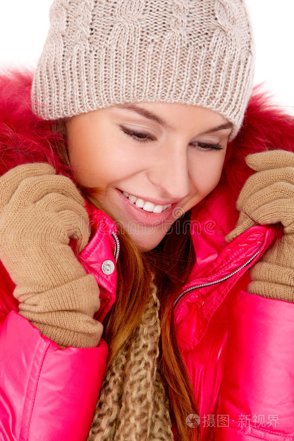 戴着冬装围巾和帽子的年轻女子