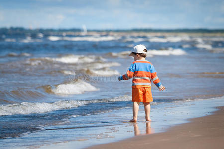 沙滩上的小男孩