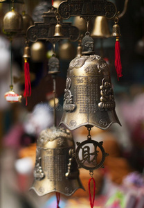 市场上传统的亚洲铃铛。