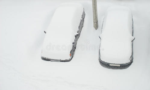 两辆被雪覆盖的汽车