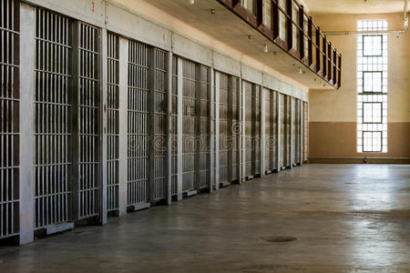 牢房靠墙排成一排望着空牢房监狱牢房脏的软壁牢房闹鬼的监狱走廊和
