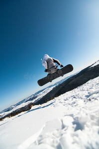 在雪地里跳雪板的人图片