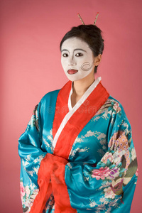 身着yukata和服的艺妓亚洲女性脸谱