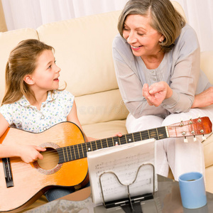 小女孩给奶奶唱吉他
