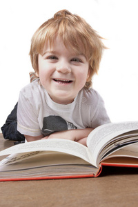 快乐的小男孩读书微笑