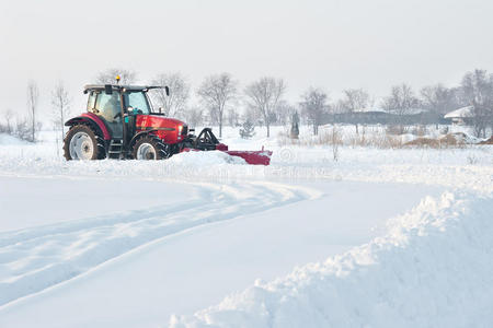 拖拉机清扫积雪