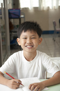 教室里的亚洲小孩微笑