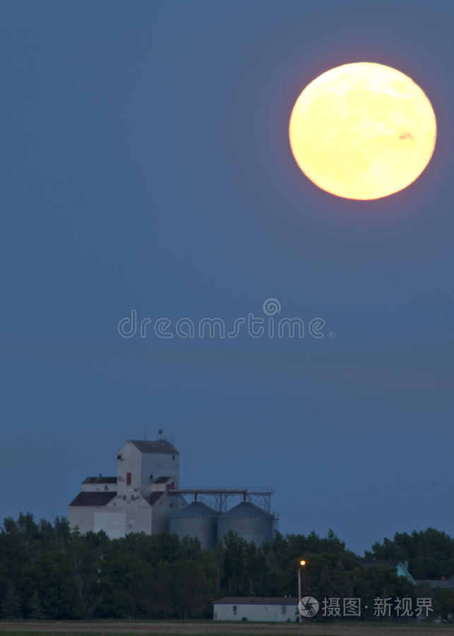 月亮从草原电梯上升起