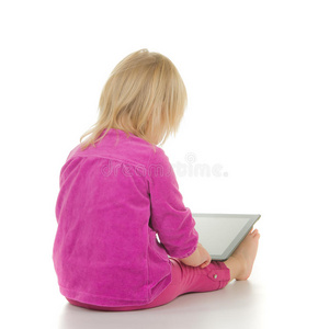 可爱的白色平板电脑婴儿坐姿