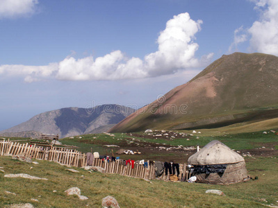 斜坡 家庭 停滞 自然 吉尔吉斯斯坦 照顾 栅栏 高的 遥远的