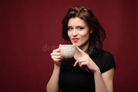 有一杯茶或咖啡的美女