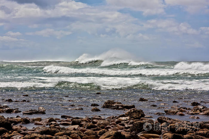 泡沫波海岸石和海浪海洋与陆地相遇浪花岩石上的软水岩岸有岩石,波浪
