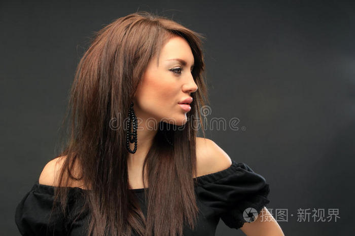 美丽的长发黑发女人肖像