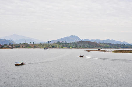 湖中乘船旅行