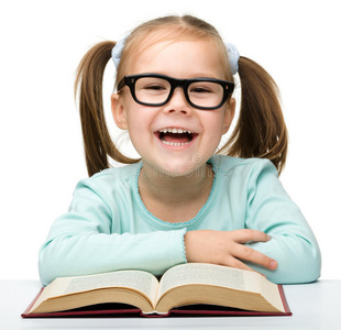 小女孩戴眼镜看书