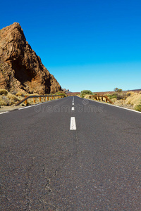 火山口中冰冻熔岩中的道路图片