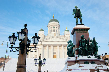 赫尔辛基中央广场的路德教会。