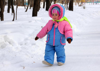 在冬季公园散步的女婴