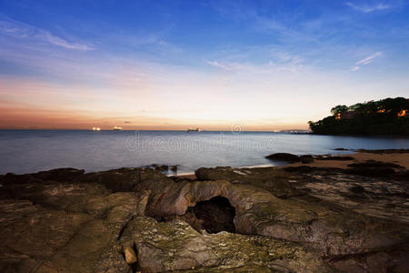 黎明前的海洋海岸风景