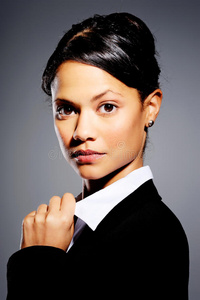 霸道女人的自信严肃的女商人照片