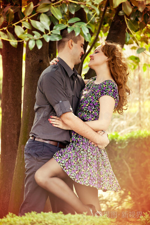 激情拥抱的浪漫情人