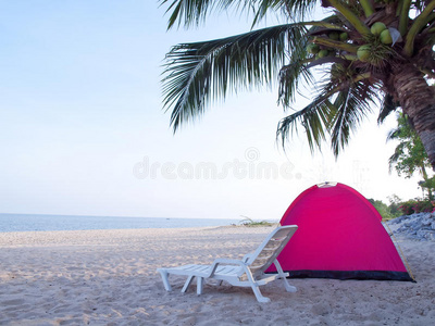 热带海滩上的帐篷图片