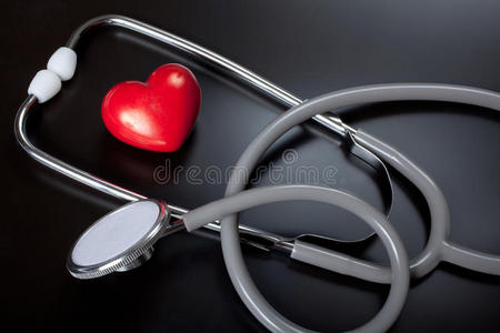 听诊器和红心