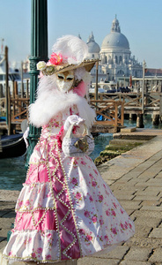 贡多拉码头的花面具