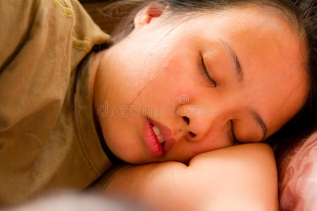 睡在床上的亚洲女人