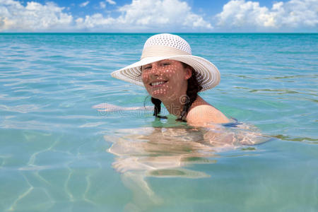 美丽的女孩在加勒比海海滩享受阳光灿烂的一天。