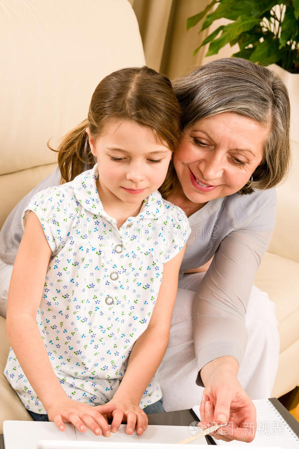 奶奶带孙女用电脑